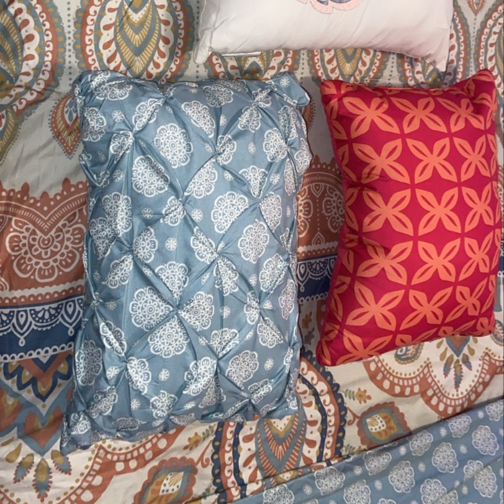 3 decor pillows.